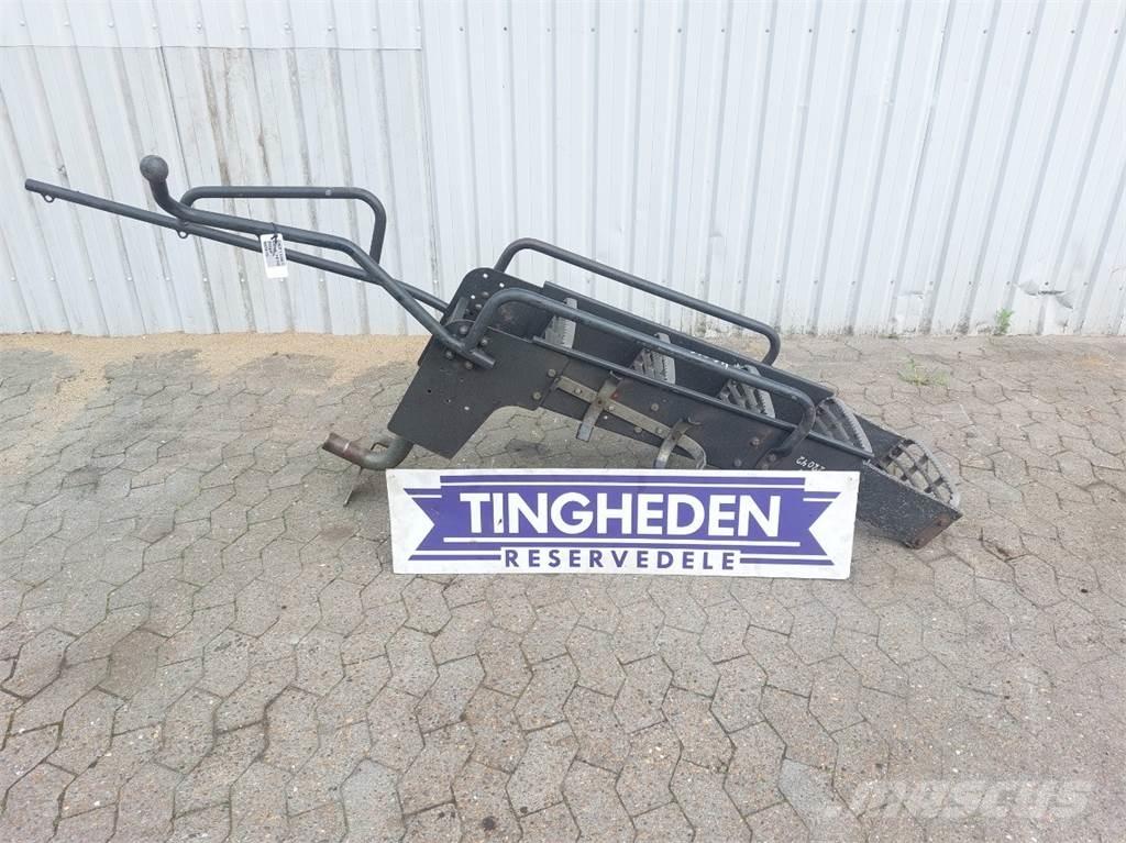 CASE 7010 キャビン及び内装