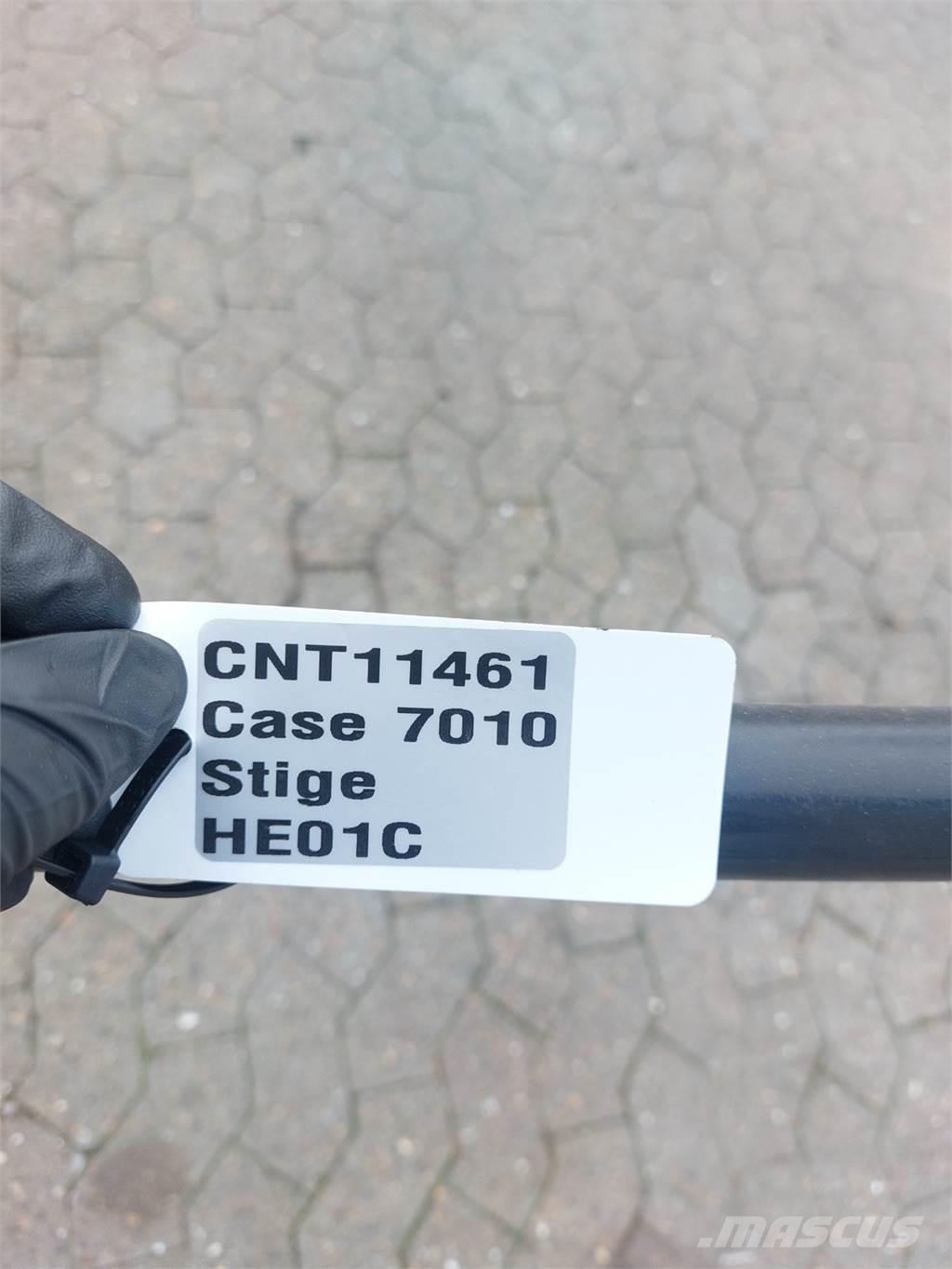 CASE 7010 キャビン及び内装