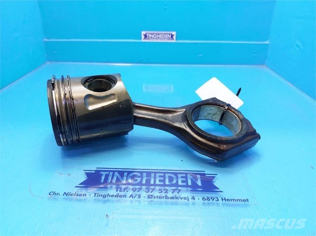 CASE 7010 エンジン
