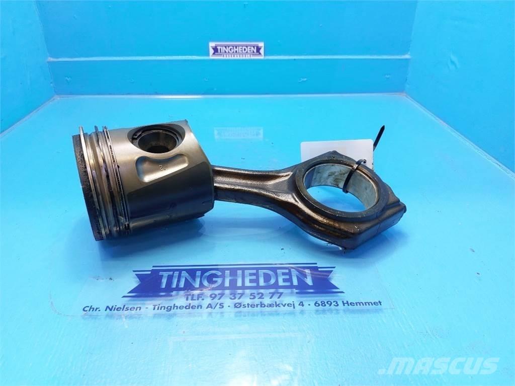 CASE 7010 エンジン