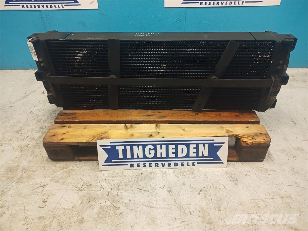 CASE 8010 ラジエター