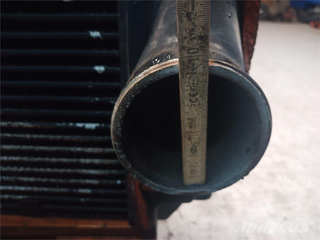 CASE 8010 ラジエター