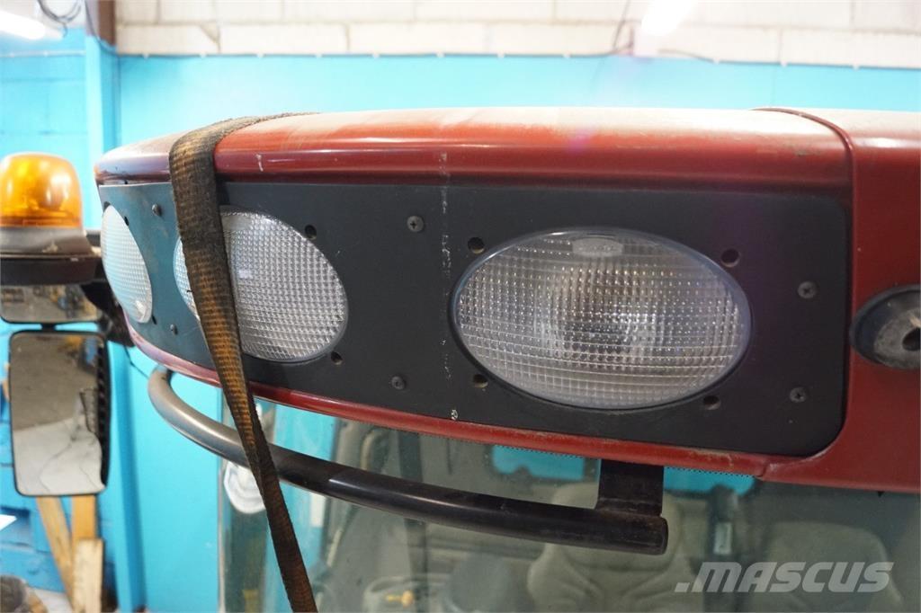 CASE 8010 キャビン及び内装