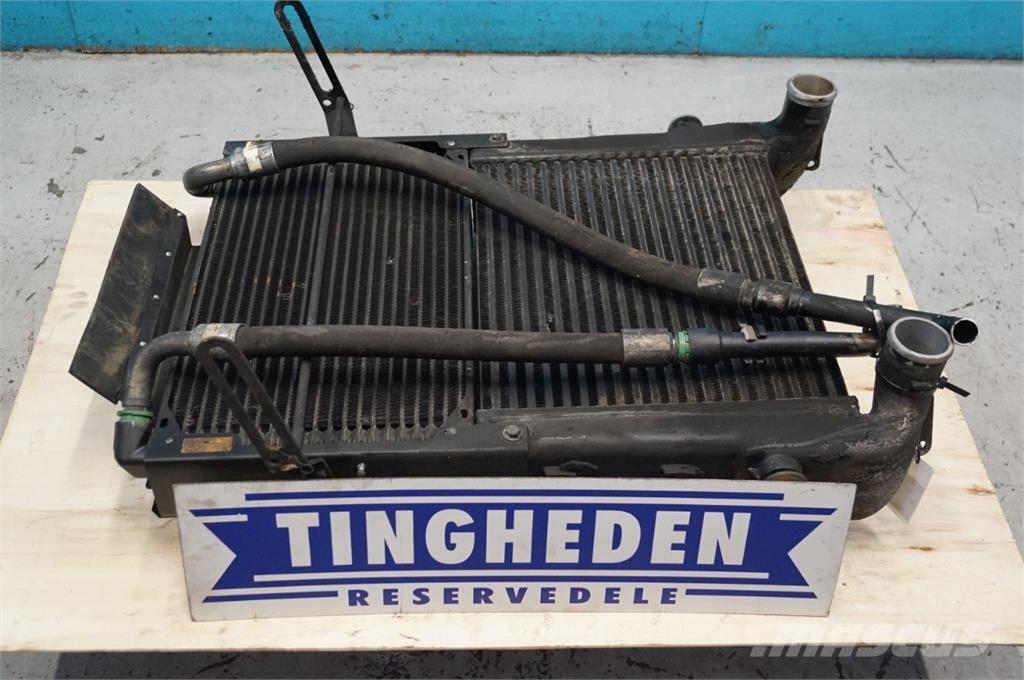 CASE Puma 200 ラジエター