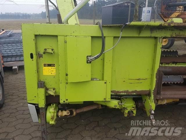 CLAAS 6218 8R 自走式フォレージハーベスター