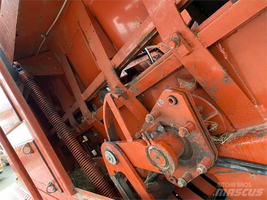 Hesston 4700 スクエアベーラー