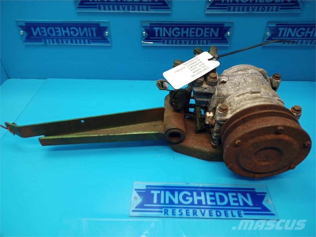 John Deere 2054 キャビン及び内装