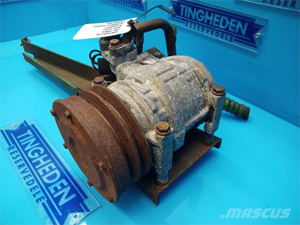 John Deere 2054 キャビン及び内装