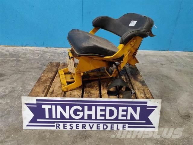 John Deere 310 キャビン及び内装