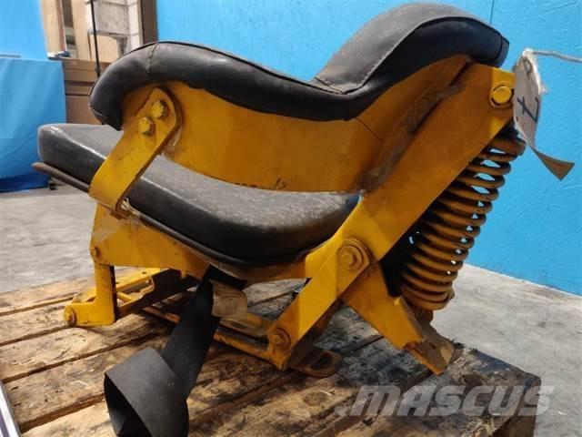 John Deere 310 キャビン及び内装