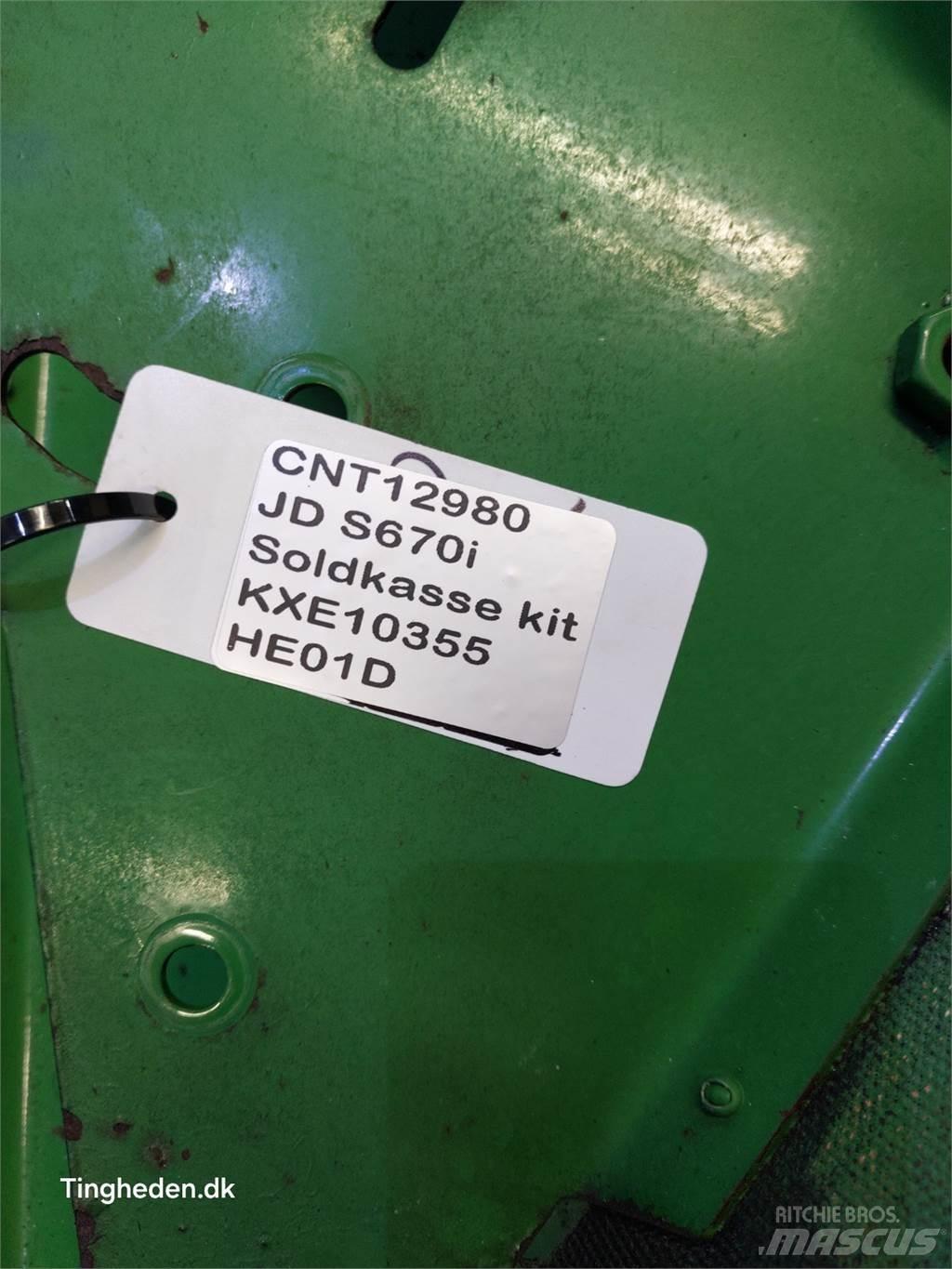 John Deere S670 砂と塩撒き専用車