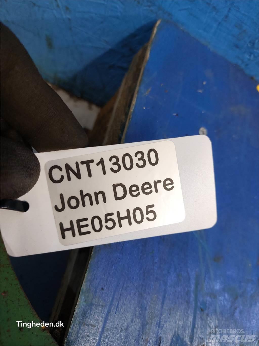 John Deere S670 砂と塩撒き専用車
