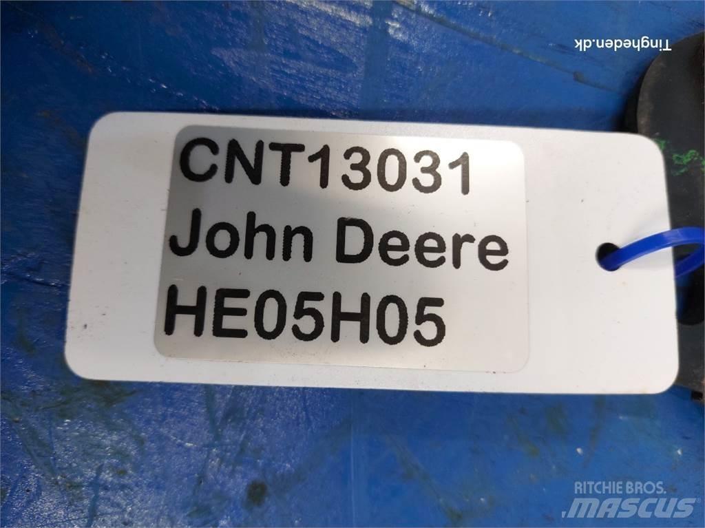 John Deere S670 砂と塩撒き専用車