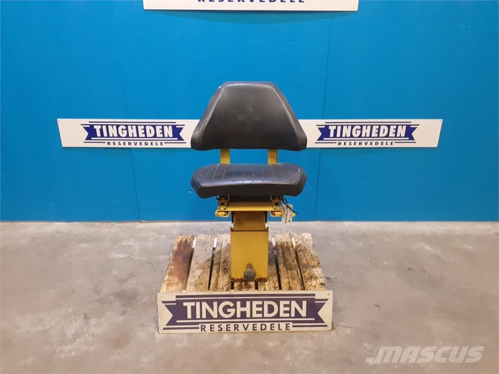 New Holland 1540 キャビン及び内装