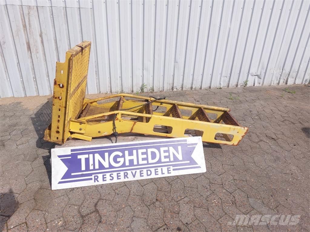 New Holland TF78 キャビン及び内装