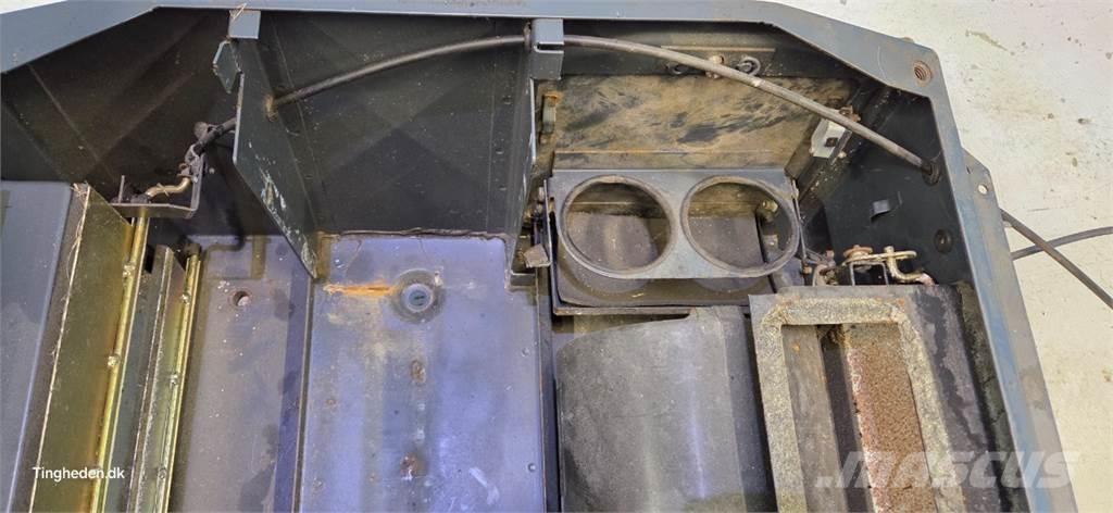 New Holland TF78 キャビン及び内装
