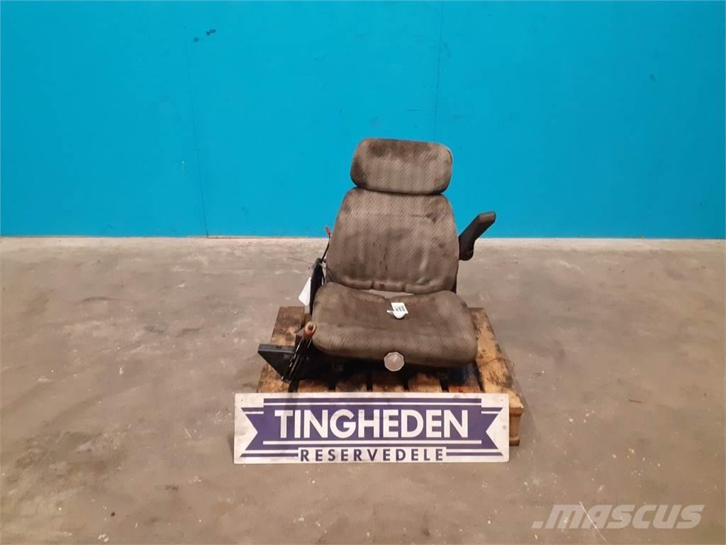 New Holland TX68 キャビン及び内装