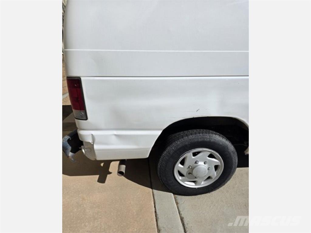 Ford E150 パネルバン