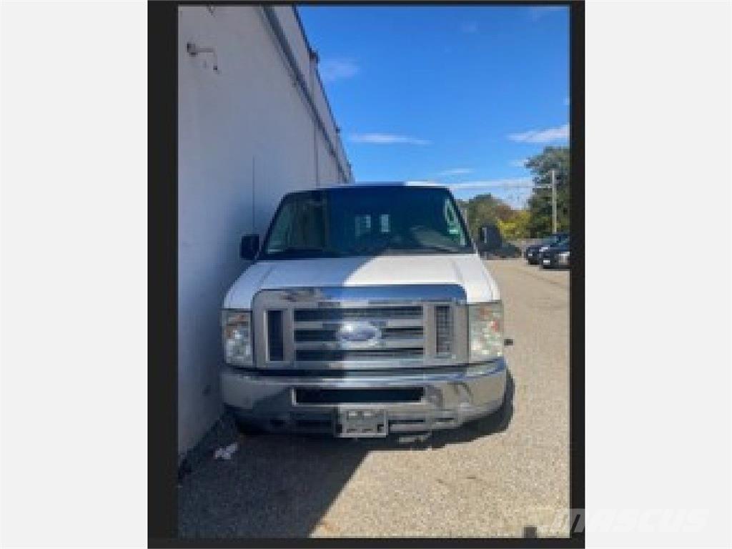 Ford E250 パネルバン