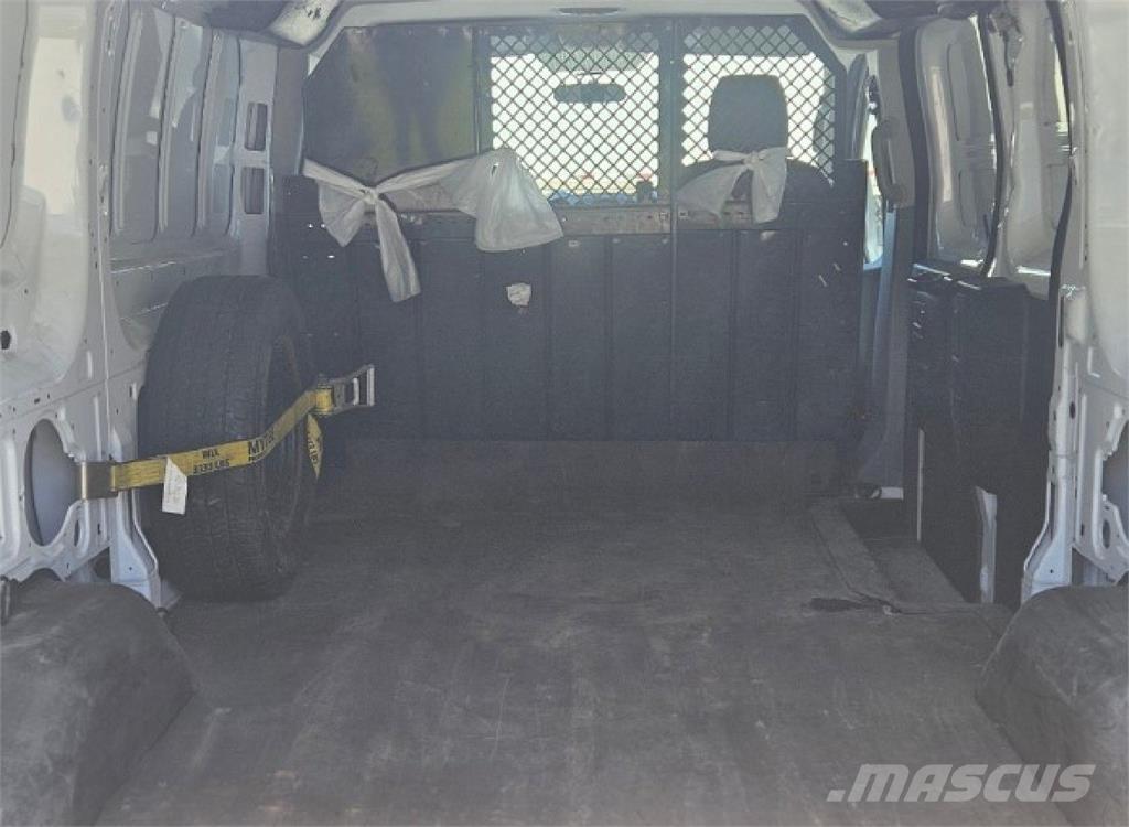 Ford Transit 150 パネルバン