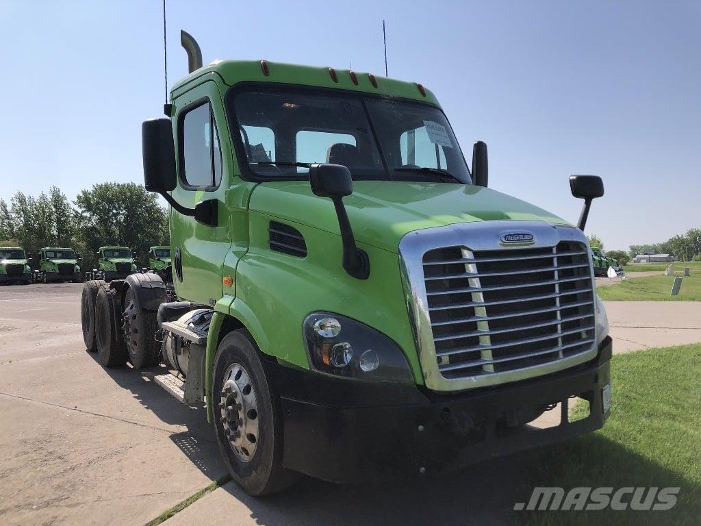 Freightliner CA113 中古トラクターヘッド | トレーラーヘッド