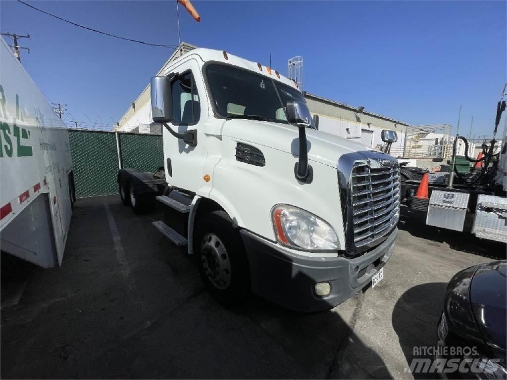 Freightliner CA113 中古トラクターヘッド | トレーラーヘッド