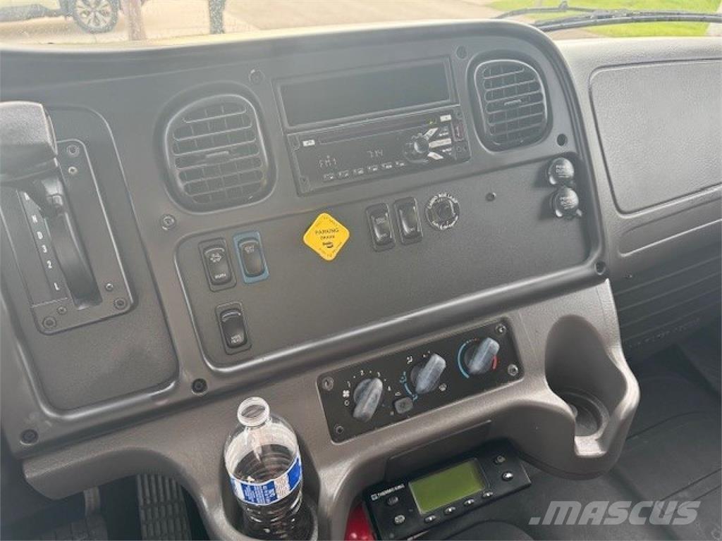 Freightliner M-2 冷凍冷蔵車