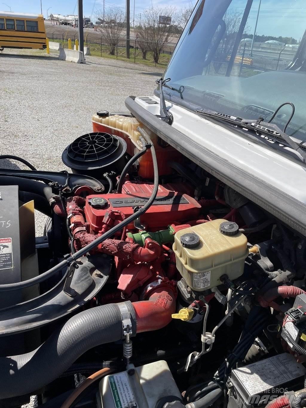 Freightliner M2 冷凍冷蔵車