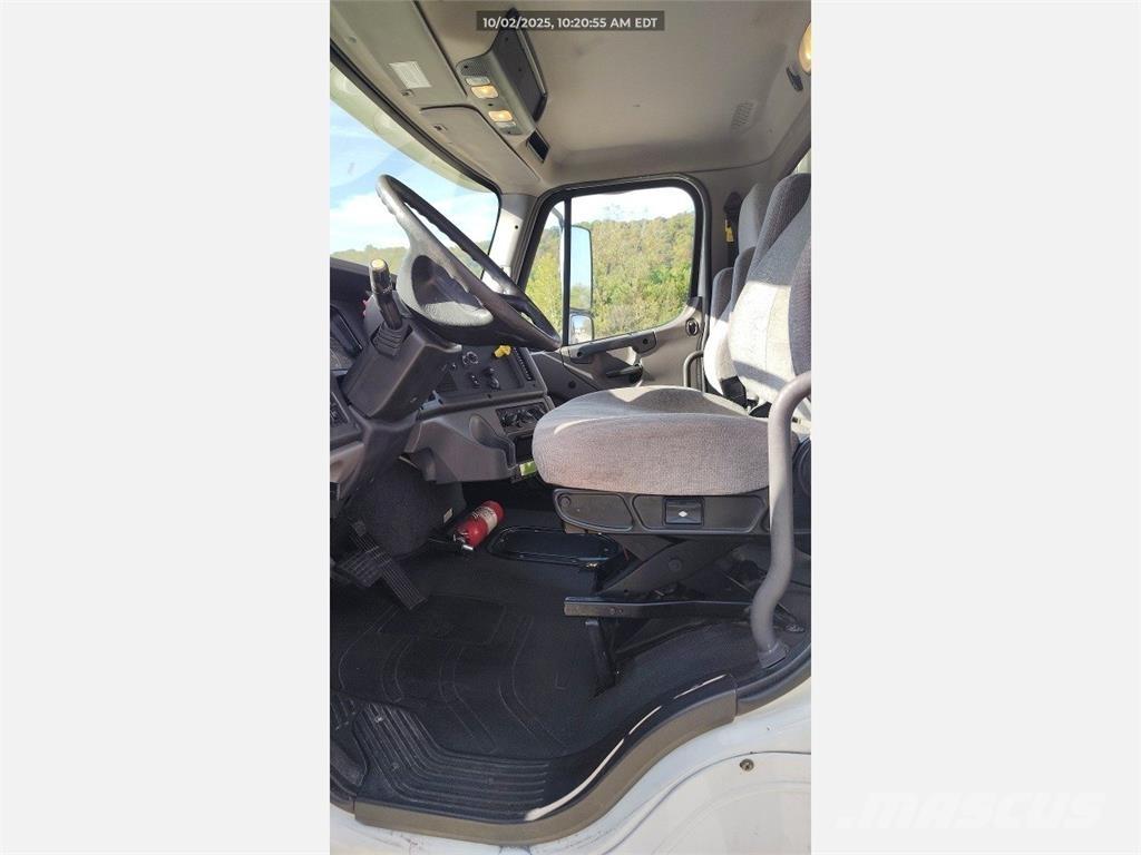 Freightliner M2 冷凍冷蔵車