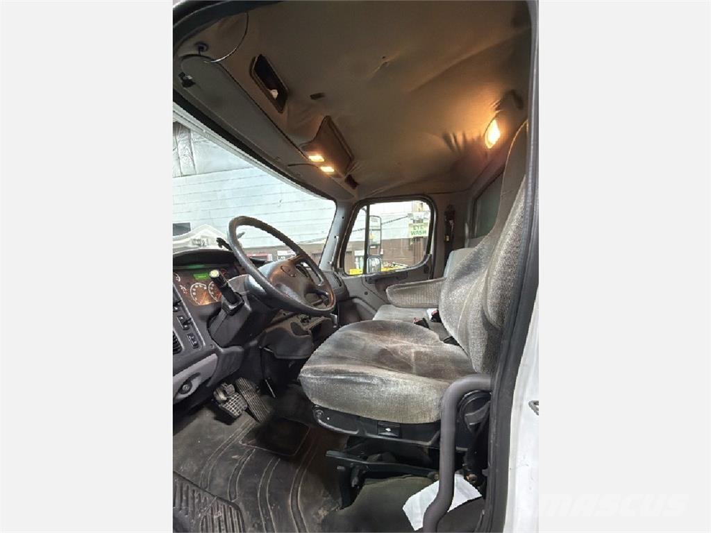 Freightliner M2 冷凍冷蔵車