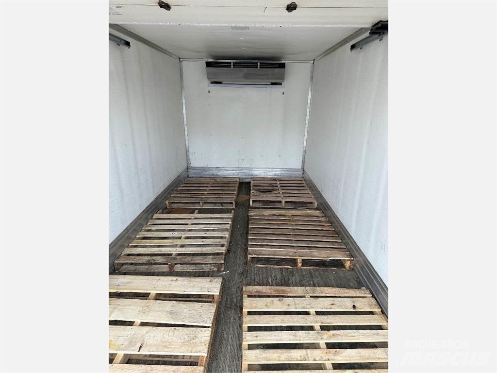 Freightliner M2 106 冷凍冷蔵車