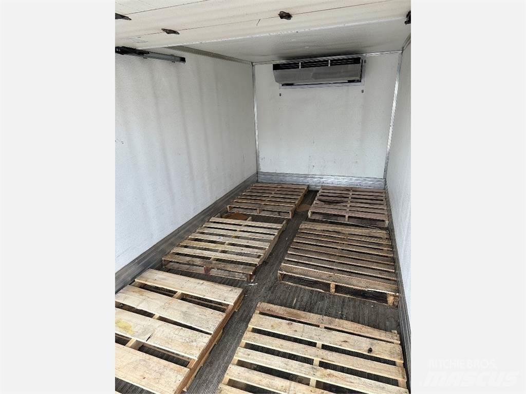 Freightliner M2 106 冷凍冷蔵車