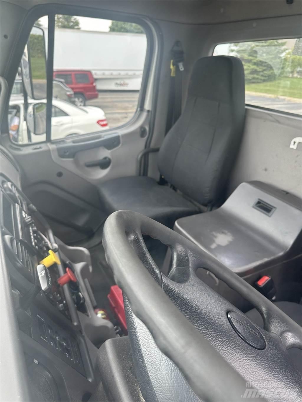Freightliner M2 106 中古トラクターヘッド | トレーラーヘッド