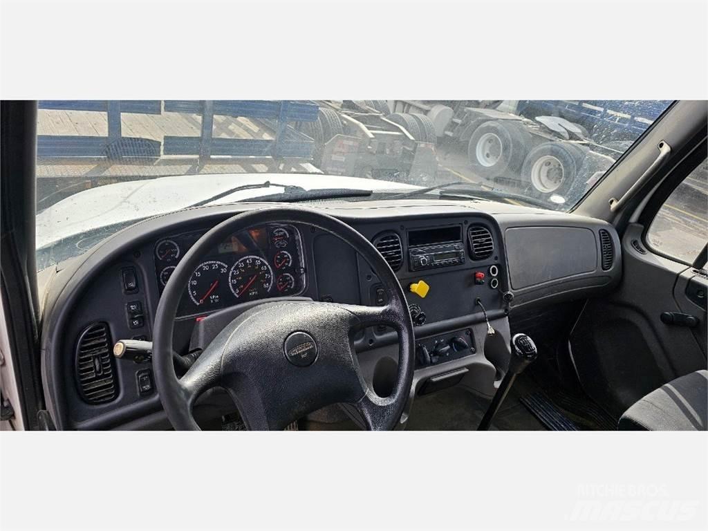 Freightliner M2 106 平ボディー