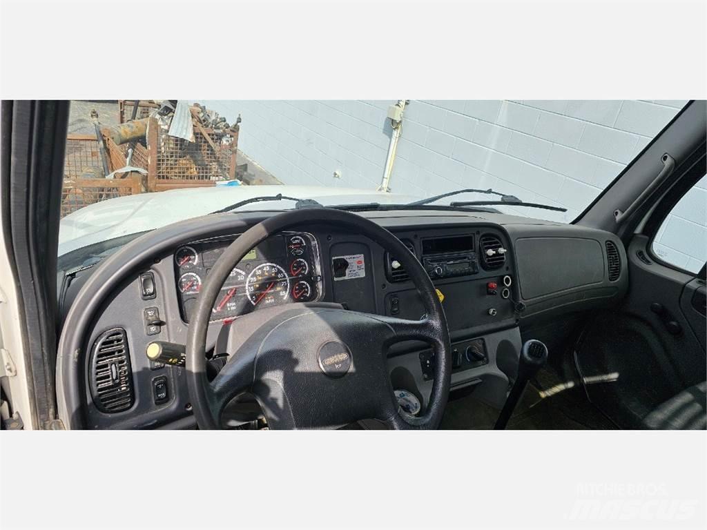 Freightliner M2 106 平ボディー
