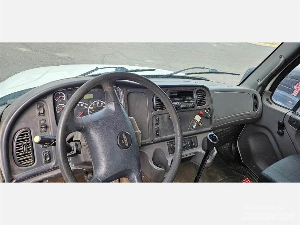 Freightliner M2 106 平ボディー