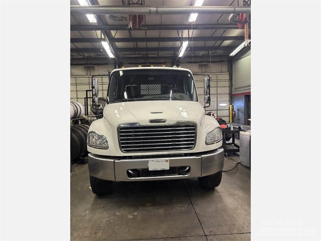 Freightliner M2 106 平ボディー