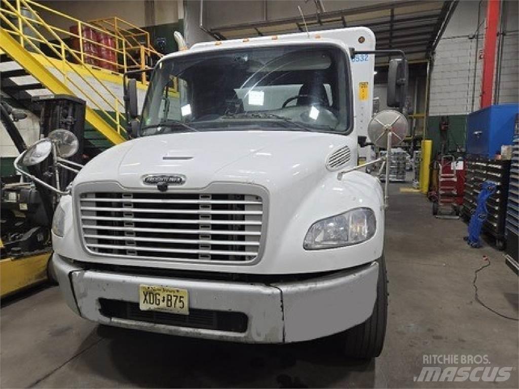 Freightliner M2106 飲料運送車両