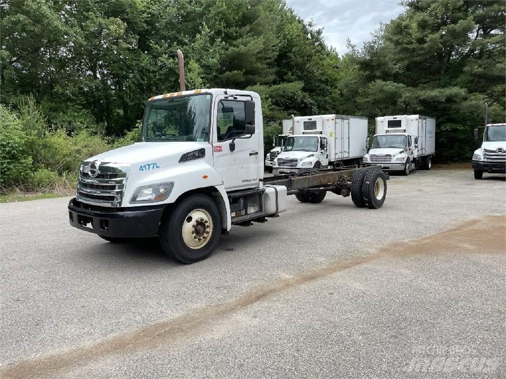Hino 338 キャブ付きシャーシ