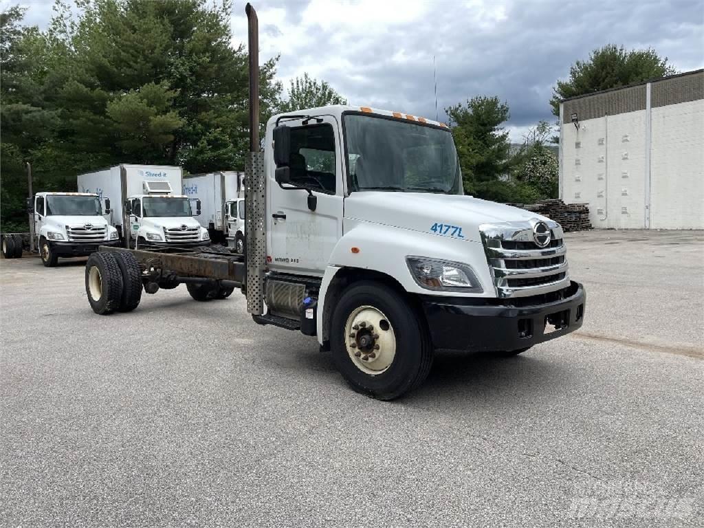 Hino 338 キャブ付きシャーシ