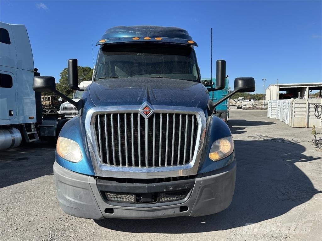 International LT625 中古トラクターヘッド | トレーラーヘッド