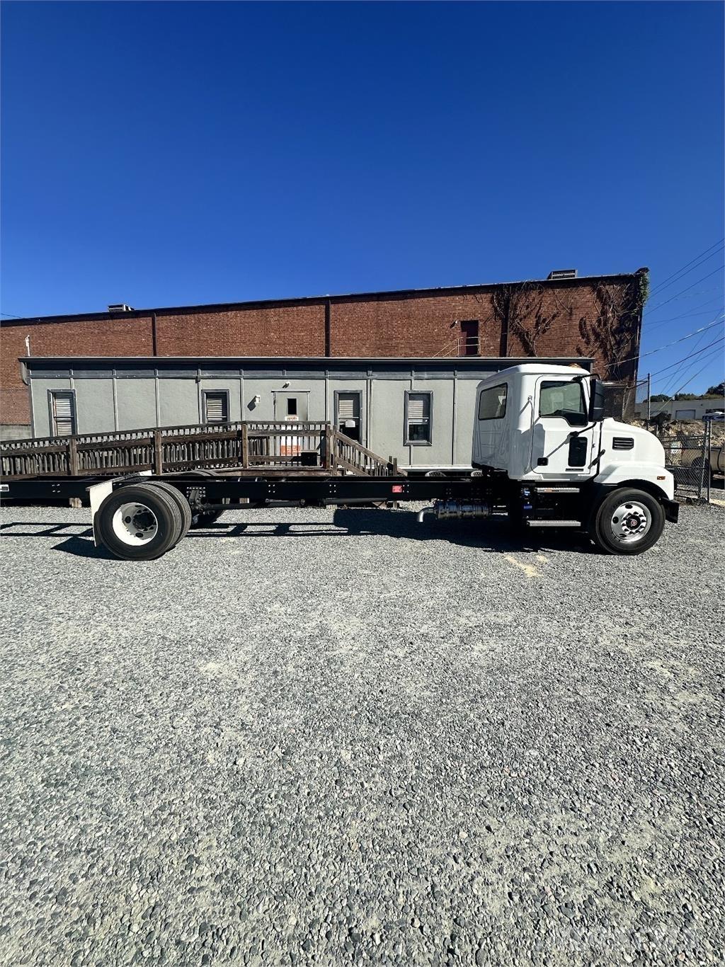 Mack MD6 キャブ付きシャーシ