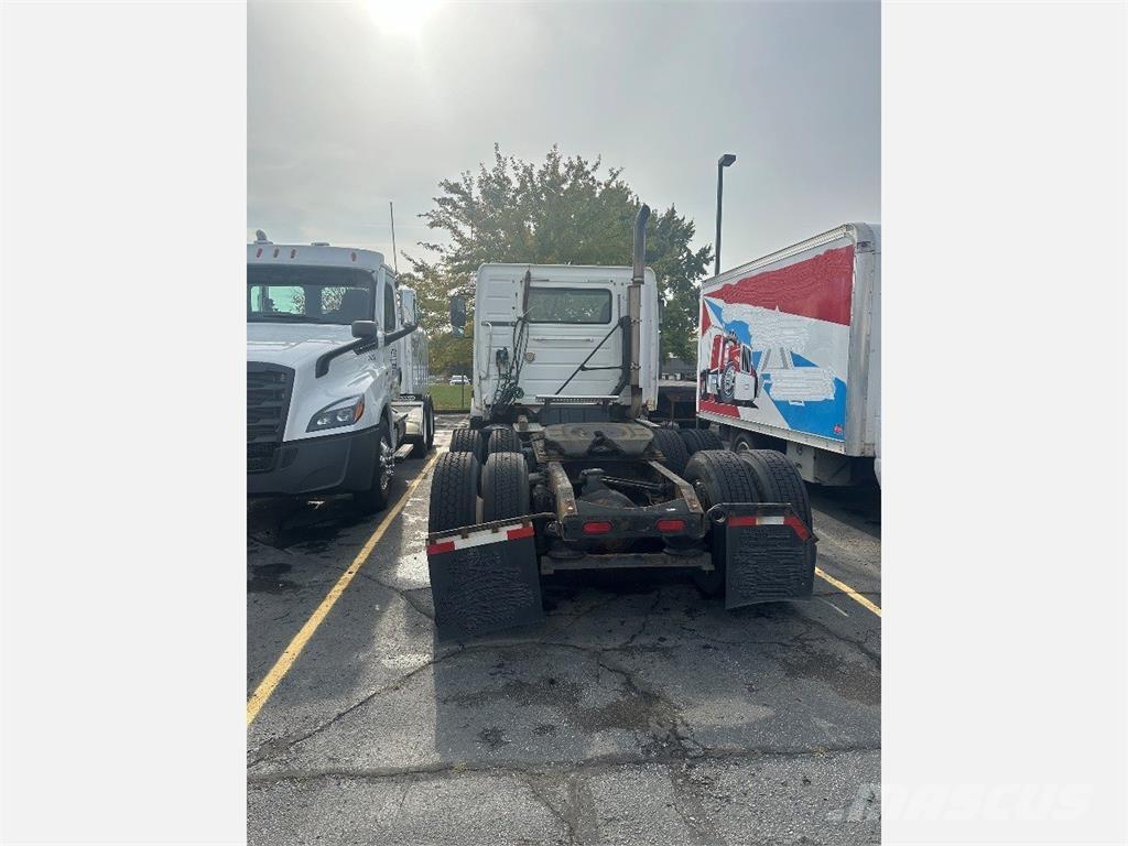 Volvo VNL 中古トラクターヘッド | トレーラーヘッド