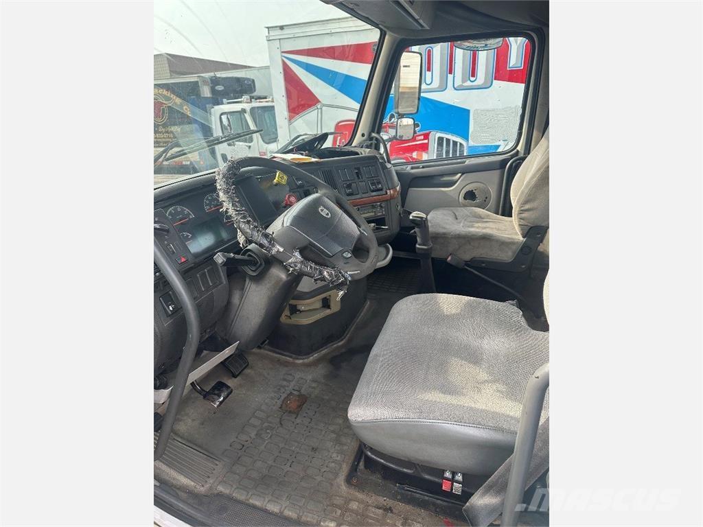 Volvo VNL 中古トラクターヘッド | トレーラーヘッド