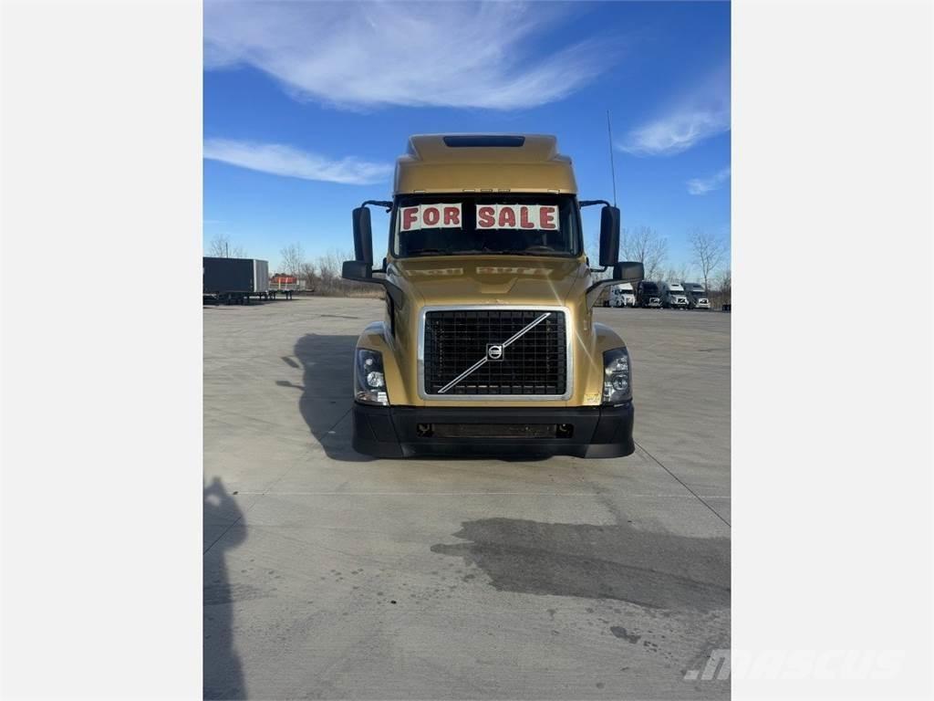 Volvo VNL 780 中古トラクターヘッド | トレーラーヘッド