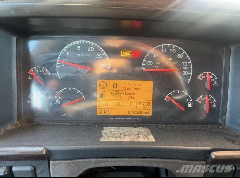 Volvo VNL 780 中古トラクターヘッド | トレーラーヘッド