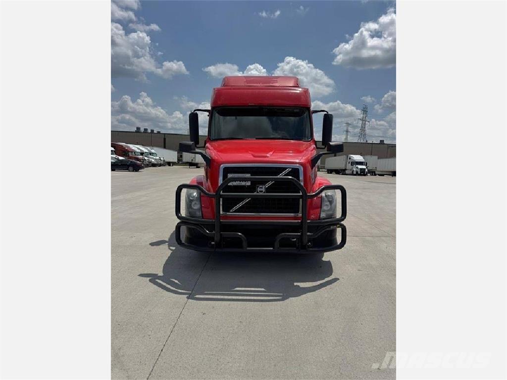 Volvo VNL 860 中古トラクターヘッド | トレーラーヘッド