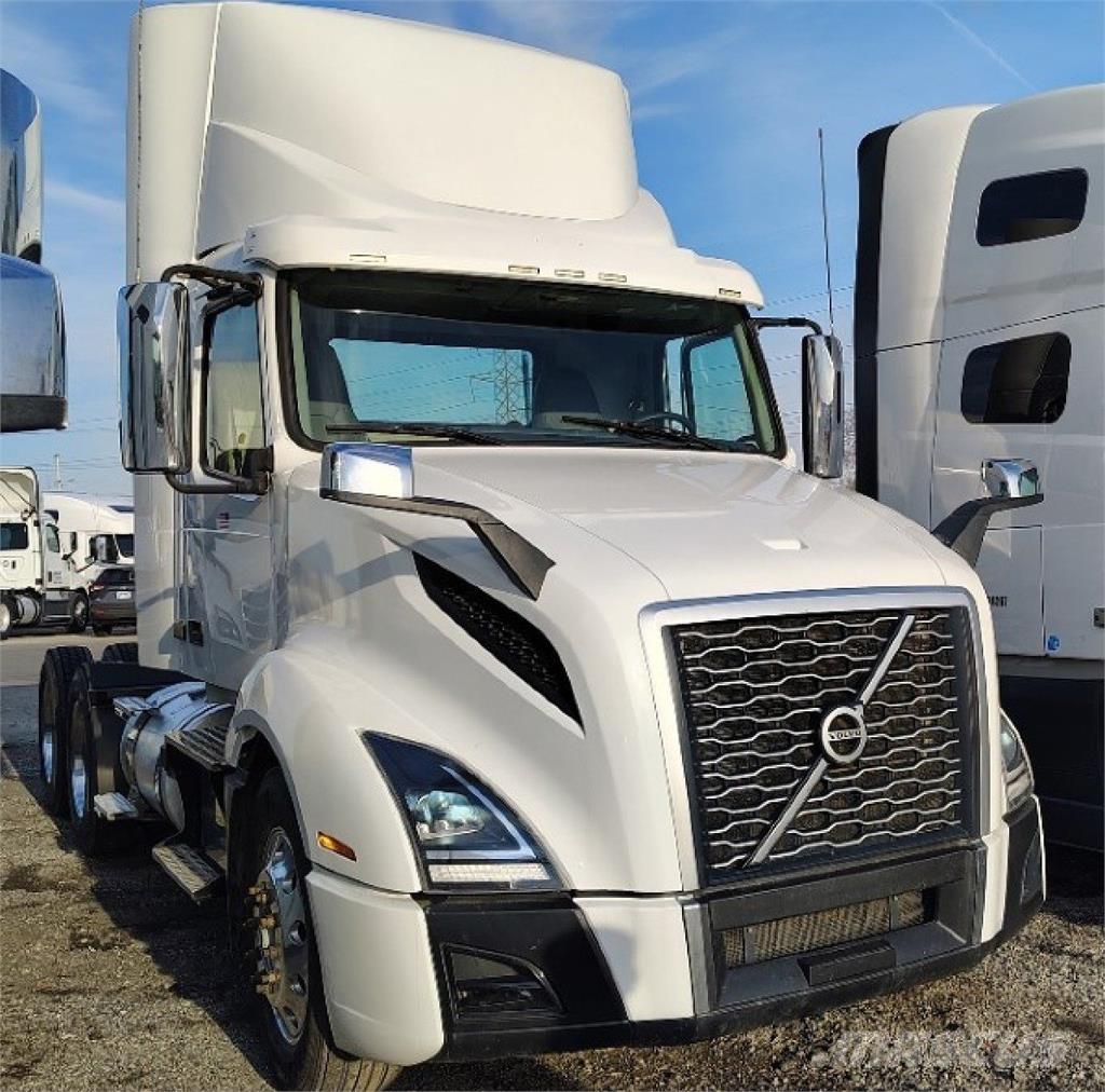 Volvo VNL300 中古トラクターヘッド | トレーラーヘッド
