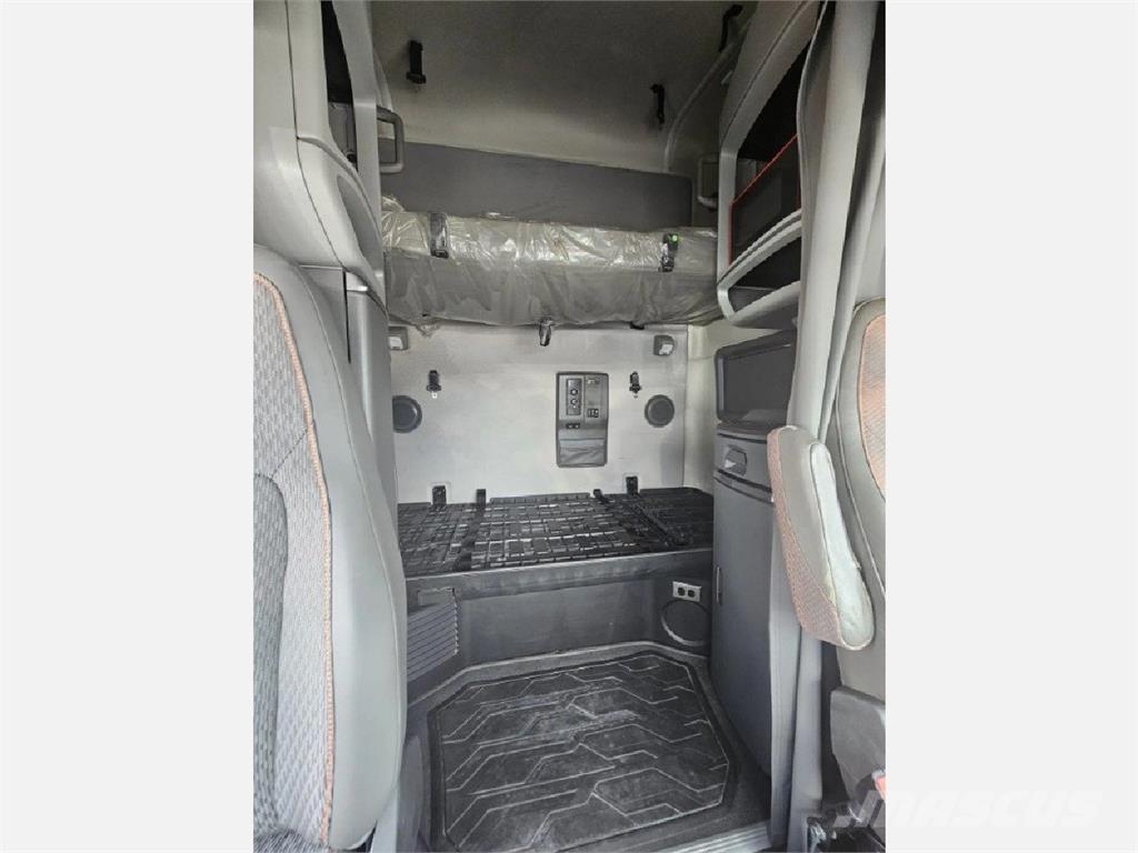 Volvo VNL64T760 中古トラクターヘッド | トレーラーヘッド