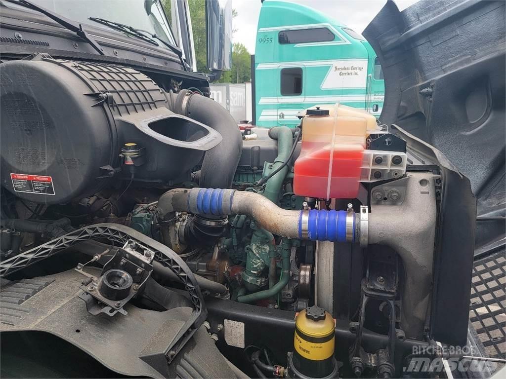Volvo VNL64T780 中古トラクターヘッド | トレーラーヘッド